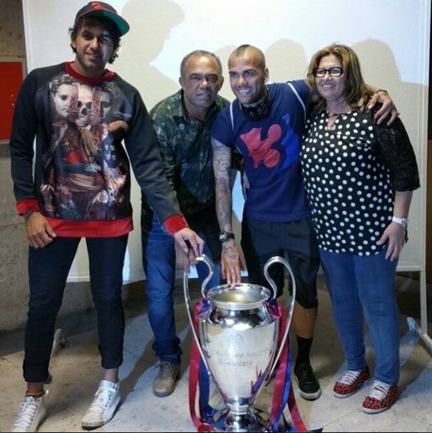 Dani Alves con Coppa e famiglia (da Instagram)